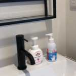 来客スペーストイレ 手洗いの後は手指消毒を