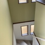 窓から光の入る階段